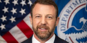 Donald Trump moves to pay DHS employees during shutdown, but lawmakers are no closer to ending it 6 Trump moves to pay DHS employees during shutdown, but lawmakers are no closer to ending it