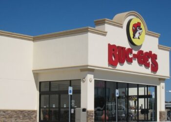 Georgia man shames Buc-ee's customers at pumps, but they clap back hard