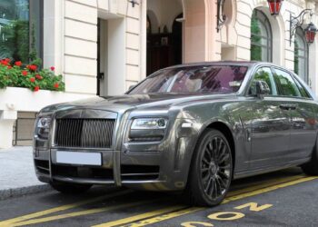 Scammers dressed as bear to trash a Rolls Royce, but cops noticed fast