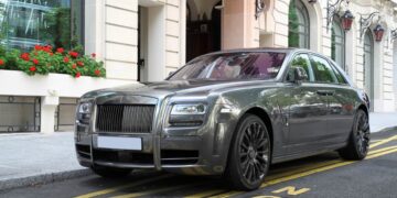 Scammers dressed as bear to trash a Rolls Royce, but cops noticed fast