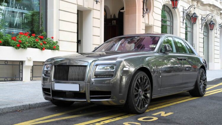 Scammers dressed as bear to trash a Rolls Royce, but cops noticed fast