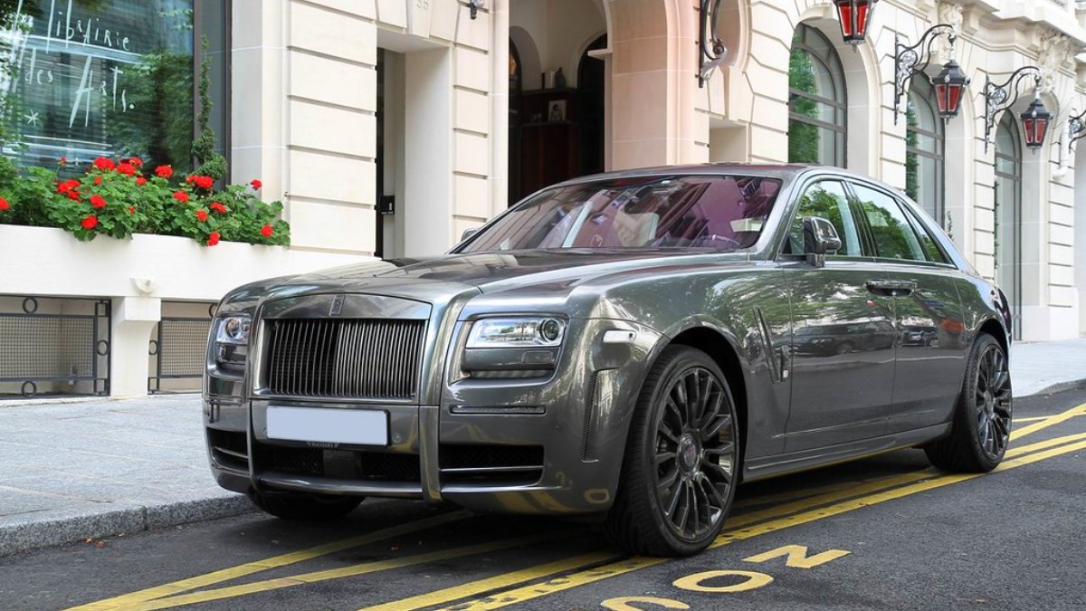 Scammers dressed as bear to trash a Rolls Royce, but cops noticed fast