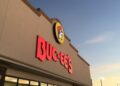 Tennessee man swears off Buc-ee's after watching manager humiliating older worker in bathroom