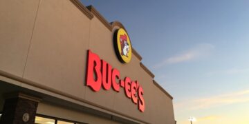 Tennessee man swears off Buc-ee's after watching manager humiliating older worker in bathroom