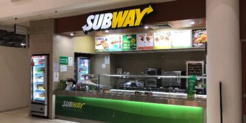 YouTuber floods Subway with 50 people at closing time, but the backlash was instant