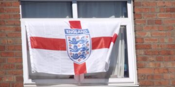 England footballer called TikToker Nicola's height 'unladylike' in DMs, so she exposed him 2 England footballer called TikToker Nicola's height 'unladylike' in DMs, so she exposed him